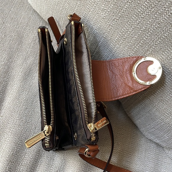 Michael Kors Fulton Brown Large Crossbody Bag - Picture 2 of 3